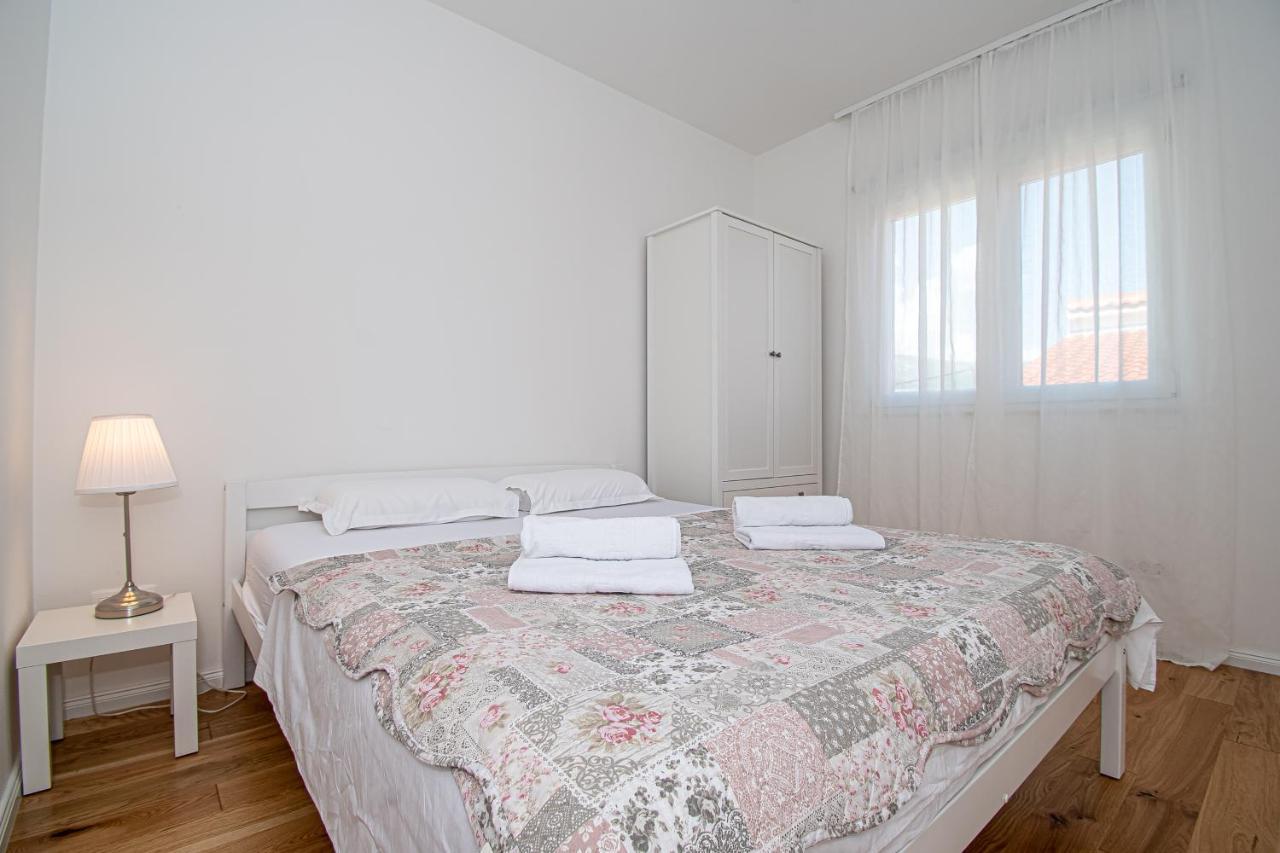 Apartment Nikola Kaštel Novi Exteriör bild